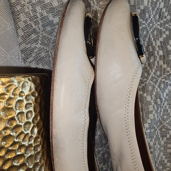 Tory Burch Cream Leather Ballet Flats w/ Gold & Enamel Logo – Size 10 - Picture 9 of 12